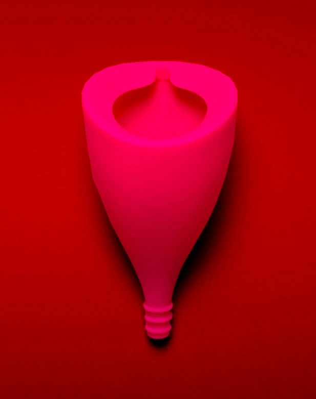 Premium PSD  Menstrual cups in three different sizes on a pink background  and copy space in 3d illustration